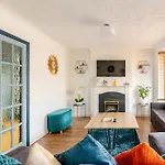 Beautiful 3 Bedroom House With Garden + Parking