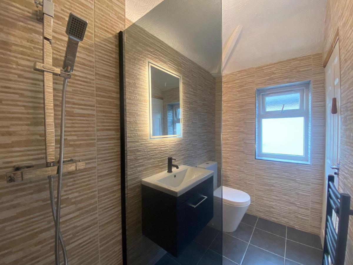 Ferienhaus Beautiful 3 Bedroom House With Garden + Parking