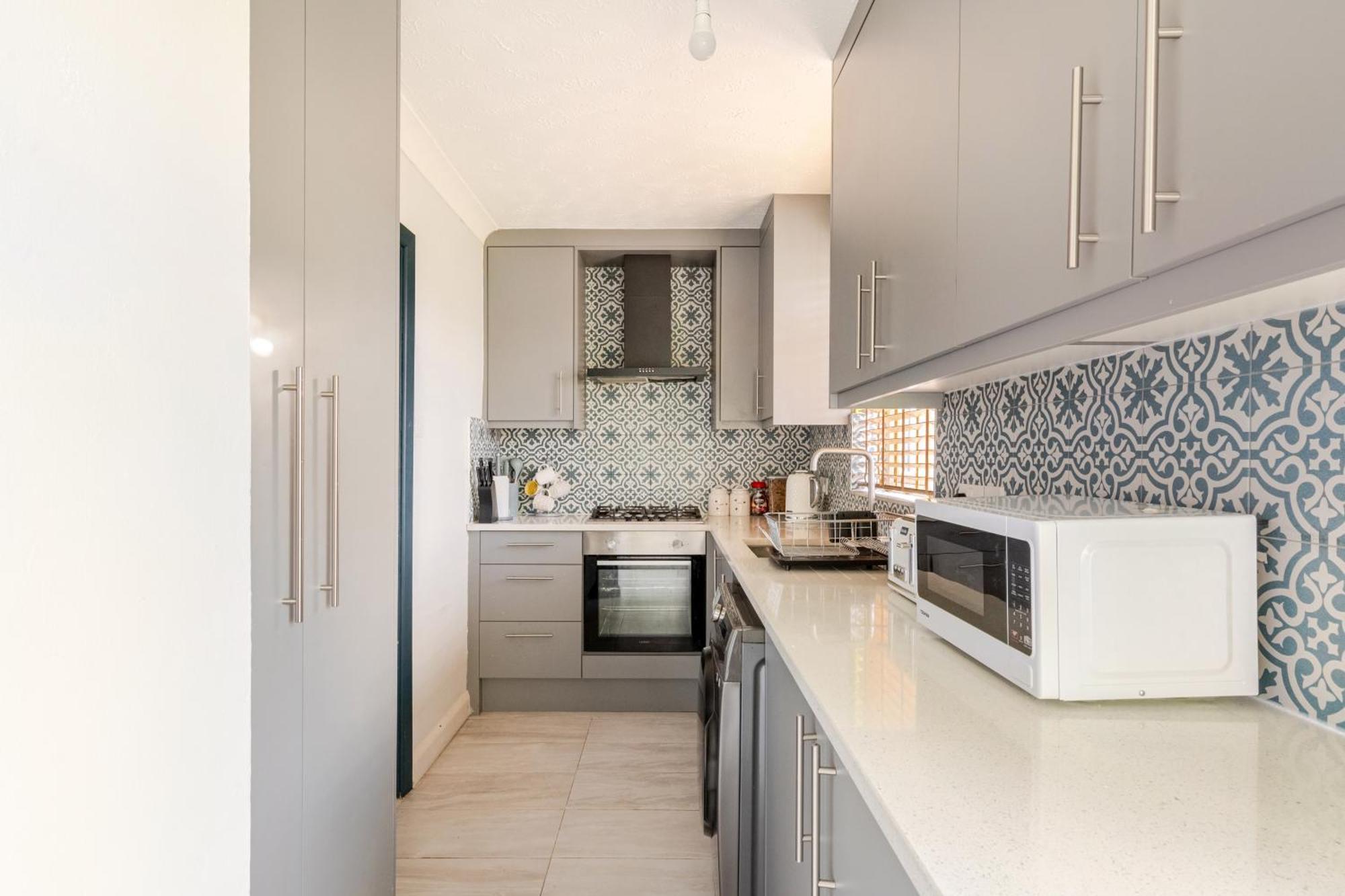 Ferienhaus Beautiful 3 Bedroom House With Garden + Parking