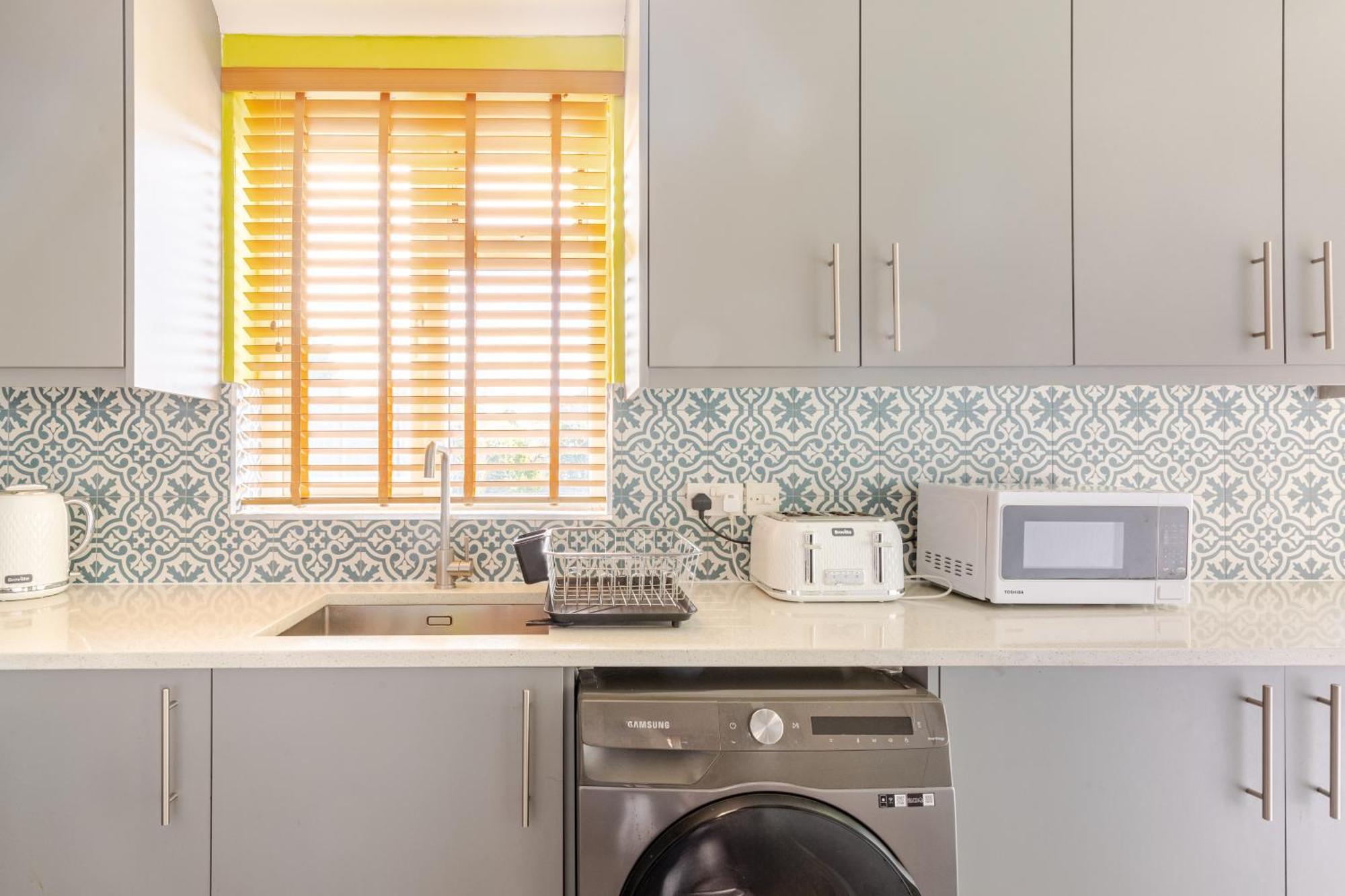 Beautiful 3 Bedroom House With Garden + Parking Ferienhaus