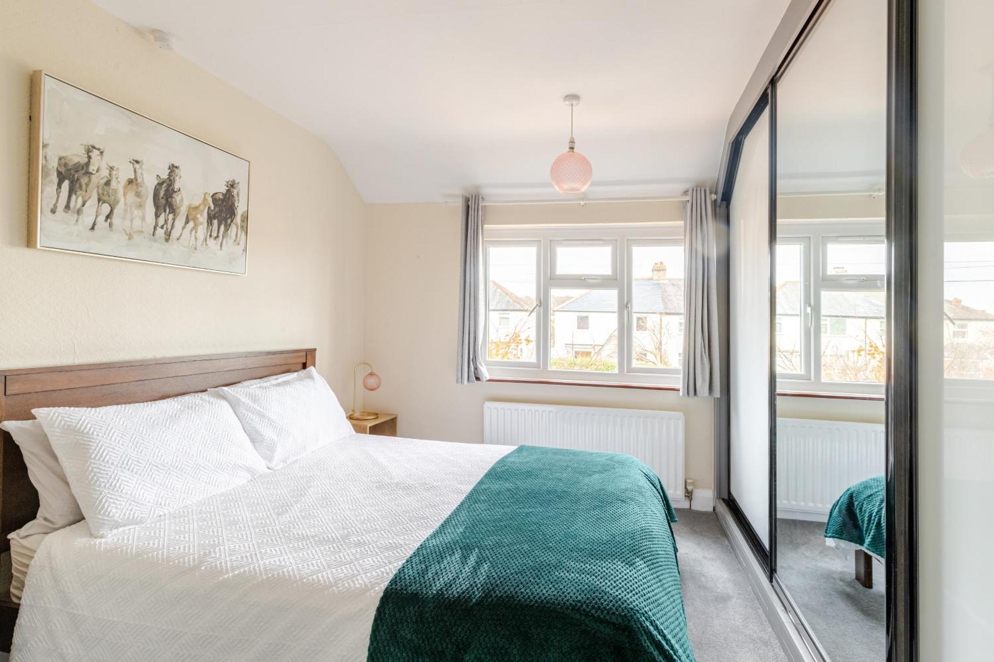 Ferienhaus Beautiful 3 Bedroom House With Garden + Parking